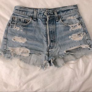 VINTAGE LEVI 501 DISTRESSED JEAN SHORT